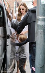 组图：36岁辣妈安吉丽娜-朱莉白裙现身咖啡馆