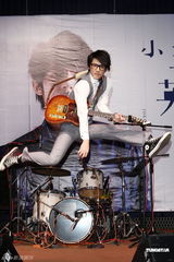 组图：张杰睽违两年再出辑 怪兽赠吉他祝贺