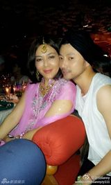 组图：刘嘉玲邀猛男会所印度风情趴