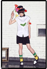 组图：夕又米街拍秀波点翻领衬衫