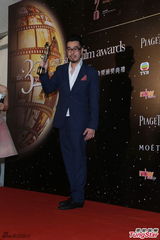 组图：周显扬获新导演奖 后台向张家辉表感谢