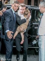 组图：小贝抱女撑场贝嫂时装秀 奶爸范温馨有爱