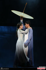 组图：秦海璐风骚演《青蛇》 闻婚事娇羞傻笑