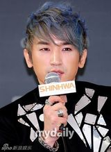 组图：韩国偶像组合神话15周年演唱会