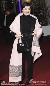 《大器晚成》首映 伊莎贝拉获电影节主席扶肩支持