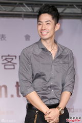 组图：吴建豪秀身材 透露健身习惯