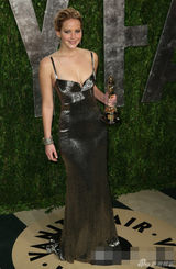 组图：劳伦斯2013红毯战袍盘点 最爱黑白经典