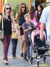 组图：辣妹带4子女出游 布鲁克林抱妹妹帅气成熟