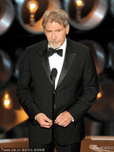 组图：“老奇兵”哈里森-福特登台演讲