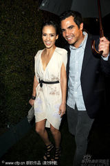 幻灯图：卡梅隆夫妇现身慈善晚宴 阿尔芭携老公现身