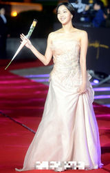 组图：韩国大钟电影节颁奖 金高恩抹胸长裙亮相