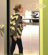 组图：艾玛-罗伯兹街拍LOOK奶油色黑纹马甲保暖