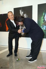 组图：摄影大师加纳典明开摄影展邀伍佰入镜