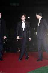 组图：韩国电影青龙奖首尔举行 红毯众星云集