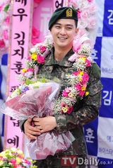 组图：韩星金智勋今日退伍曾演《人鱼公主》