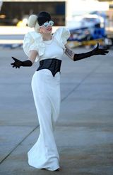 组图：Lady Gaga黑白行头现身悉尼 巨大泡泡袖雷人