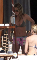 幻灯图：安妮斯顿墨西哥过生日 杰拉德-巴特勒作陪