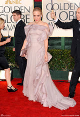 高清组图：克洛伊-塞维尼荷叶边礼服充满膨胀感 