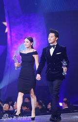 组图：沙溢胡可情侣装亮相庆典