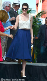 组图：海瑟薇白衣蓝裙与动物亲密接触童心未泯