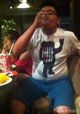 组图：鞠萍姐姐21岁儿子近照曝光 圆脸浓眉大眼