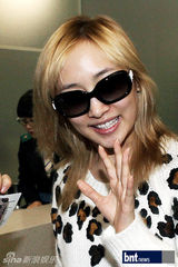 组图：少女时代KARA为赴K-POP演唱会亮相机场