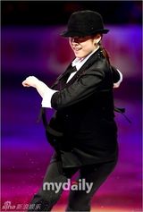 组图：韩花样滑冰运动员金妍儿变身冰上杰克逊