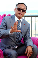 组图：杜琪峰笑傲威尼斯 黑超遮面派头十足