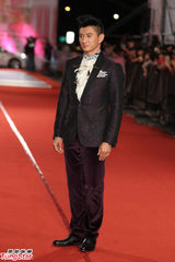 组图：吴奇隆帅气亮相金钟红毯 将担任颁奖嘉宾