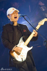 组图：崔健摇滚交响音乐会上演 经典老歌引爆全场