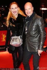 组图：影星伯克尔亮相 女伴安德里娅大嘴吓人