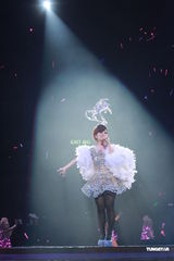 组图：梁静茹银白短裙开唱 送亲笔签名纸飞机