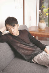 组图：郑恺居家风杂志写真 慵懒笑容展暖男魅力
