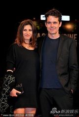 高清组图：电影《三》首映   苏菲-罗艺斯兴奋拍照