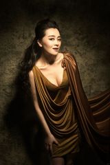 组图：王博时尚写真曝光 呆萌喷泉姐变御姐