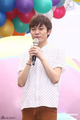 组图：杨丞琳曝青峰曾解她内衣 献唱遭火花烫舌