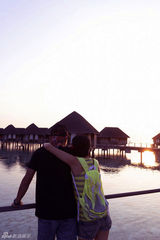 组图：陆毅鲍蕾马尔代夫潜水沙滩小憩