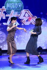 组图：那英《舞林大会》与金星共舞 隔空传情谢老公