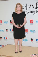 组图：法国影后新作曝光 最爱与女儿重逢一幕