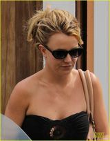 组图：布兰妮朋友家做客 进屋豪放换三点式