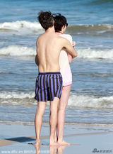 组图：安妮海瑟薇与老公海滩嬉戏耳鬓厮磨