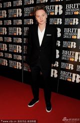 组图：2013全英音乐奖男星帅气亮相红毯