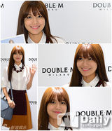 组图：少时秀英亮相粉丝会衬衣高腰裙显知性