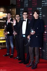 组图：韩国SIA时尚颁奖举行 张东健获大奖