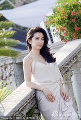 高清图：李冰冰受访换三套 白裙清纯随性红裙妩媚