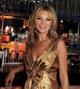 组图：凯特-莫斯金色长裙亮相派对 显时尚女王气质