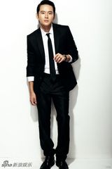 组图：黄明最新写真曝光 尽显80后型男职场风