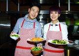 组图：海清小沈阳《后厨》庆功比拼厨艺