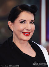 评审团成员玛丽亚-阿布拉莫维奇一身黑衣