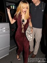 组图：蕾哈娜深夜现身巴黎 深V连身裤真空荡奶